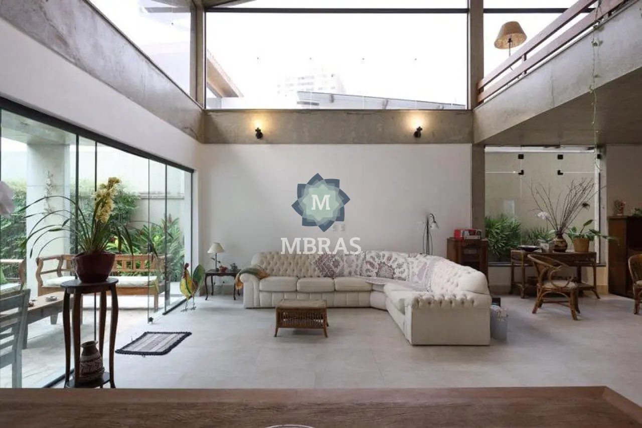 Linda Casa com Piscina no Alto de Pinheiros - foto 0