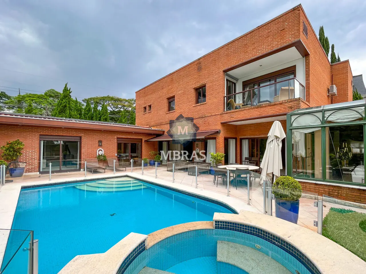 Linda casa com acabamento de primeira linha na melhor rua do Jardim Guedala - foto 0