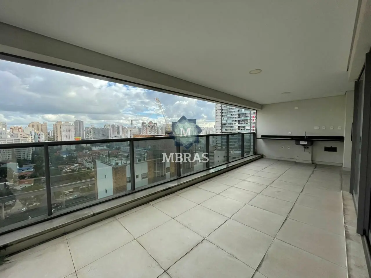 LINDO APARTAMENTO AMPLO E AREJADO - foto 0