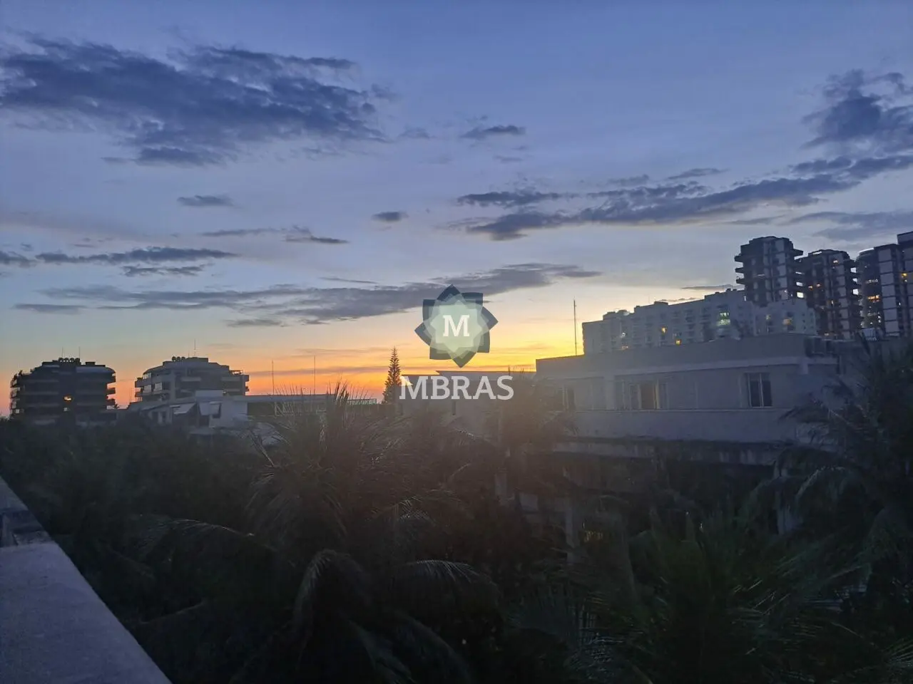 COBERTURA DUPLEX COM VISTA ESTONTEANTE A POUCOS PASSOS DA PRAIA DA BARRA. - foto 0