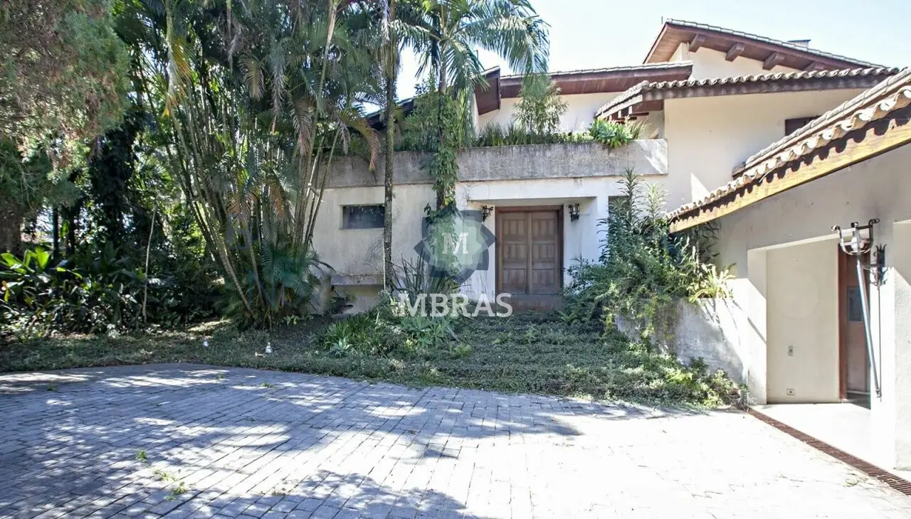 Casa com 1.296m² em terreno arborizado de 2.000m² / Ótima oportunidade para reforma - foto 0