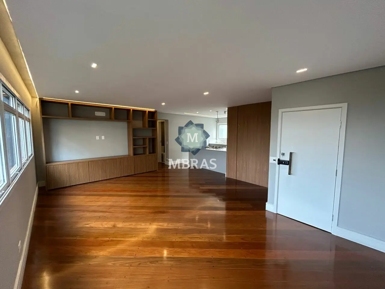 Apartamento totalmente reformado. Conforto, funcionalidade e localização privilegiada no coração do - foto 0