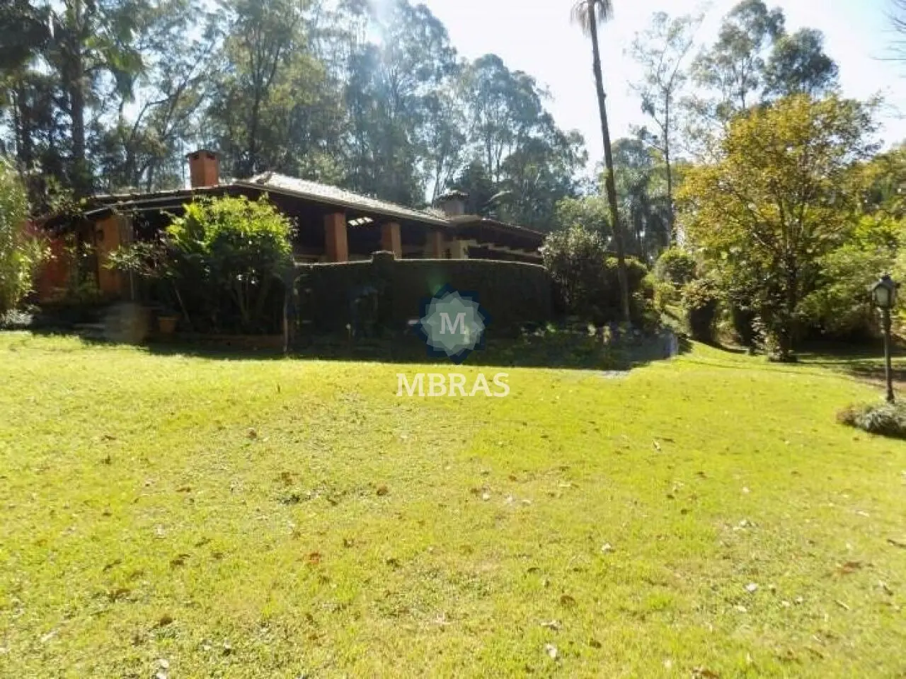 Residência Clássica em Meio ao Verde com 4 Suítes, Lazer Completo e Segurança Exclusiva - foto 0