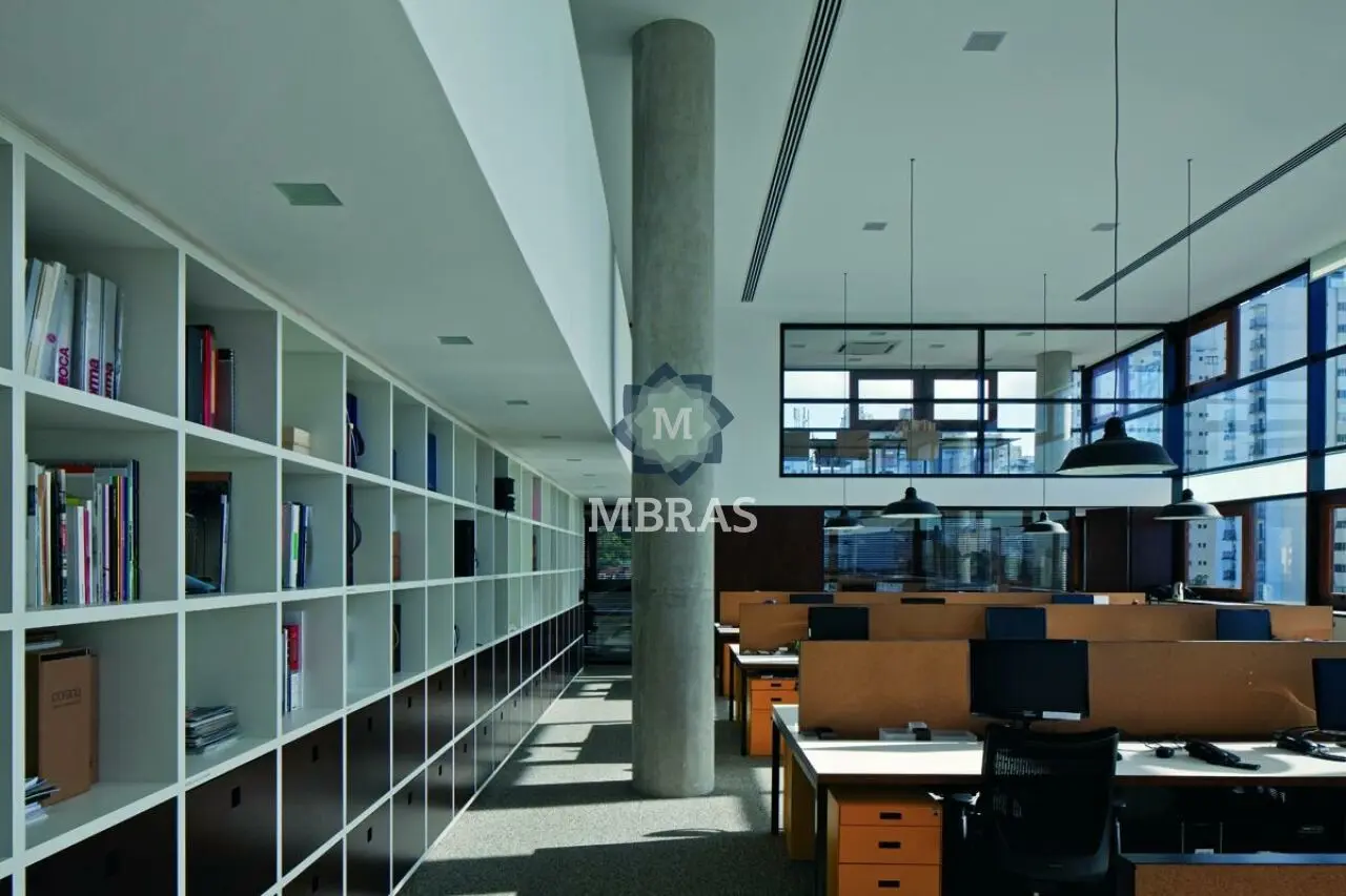 Espaço corporativo com pé-direito duplo e identidade única - foto 0