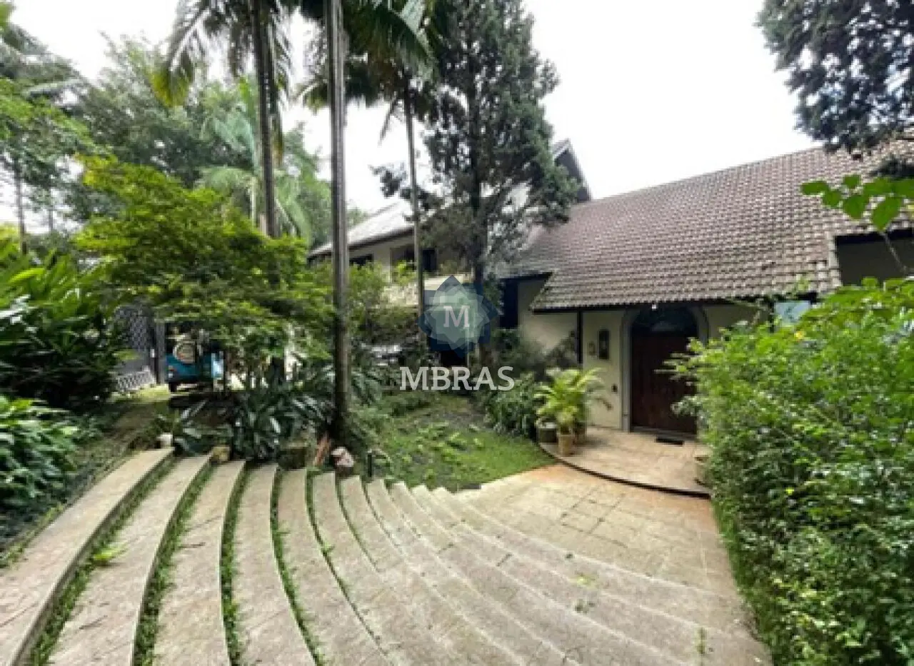 Residência Exclusiva com 1.320 m² de Área Construída e Amplo Terreno em Região Arborizada - foto 0