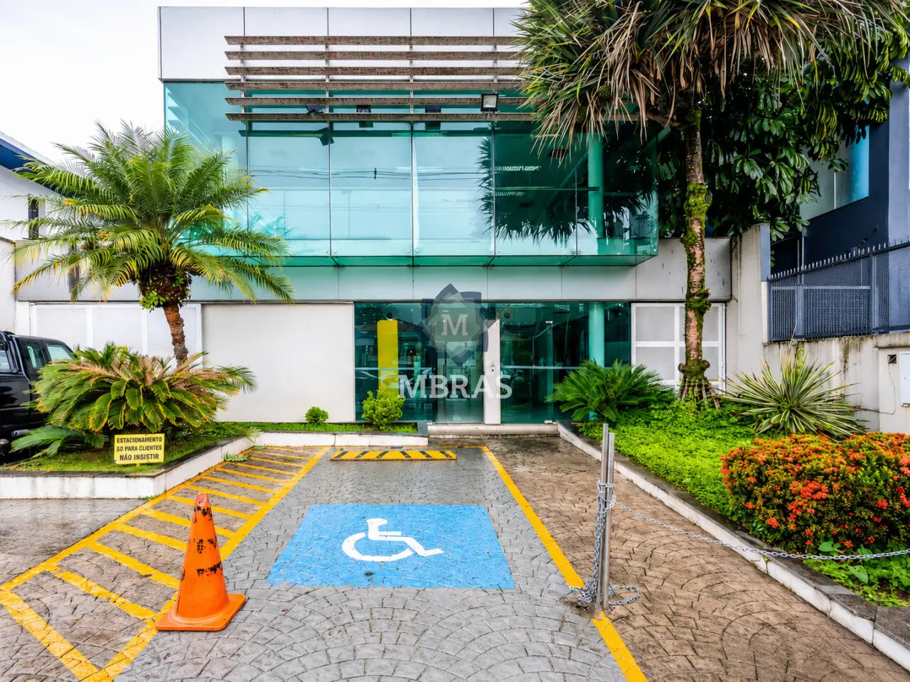 Edifício Comercial Independente com Três Pavimentos, Amplas Sala e Garagem Coberta - foto 0