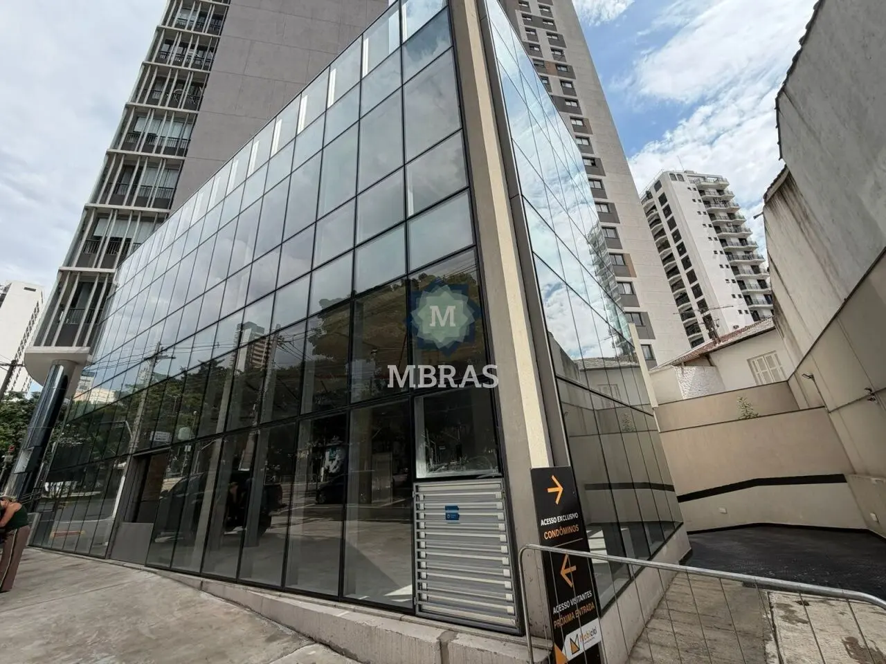 Flagship com Arquitetura Icônica e Exposição Máxima para o Varejo Premium - foto 0